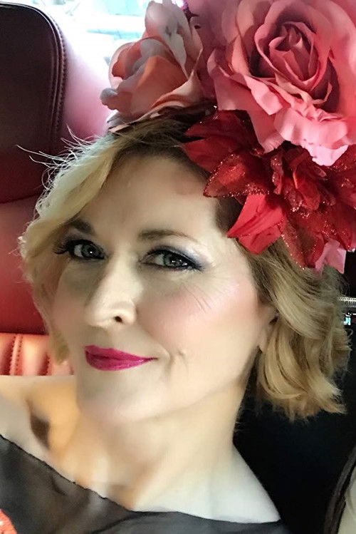 Azucena de la Fuente as Locutora