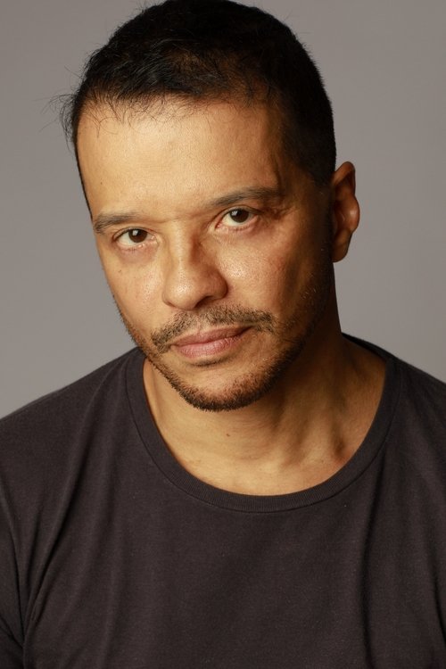 Paulo Vinícius as Luciano