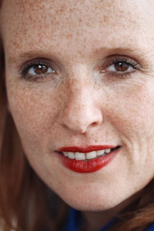 Annick Johnson as Agent immobilier