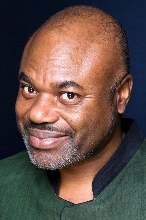 Denis Mpunga as Le prêtre