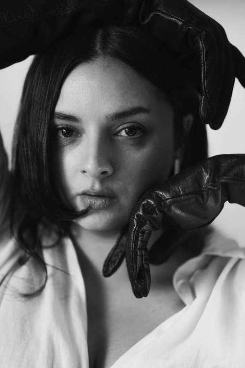 Ioana Chițu as Flower saleswoman