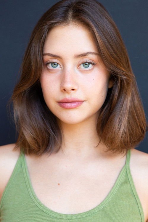 Olivia Campos as Leslie