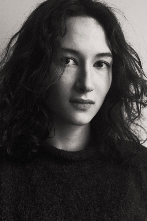 Laure Valentinelli as Mona / Laurence