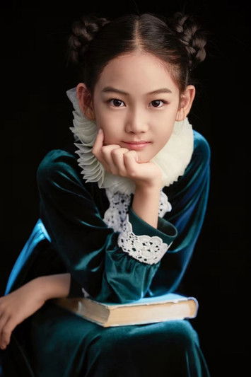 Huang Qi Lin'er as June