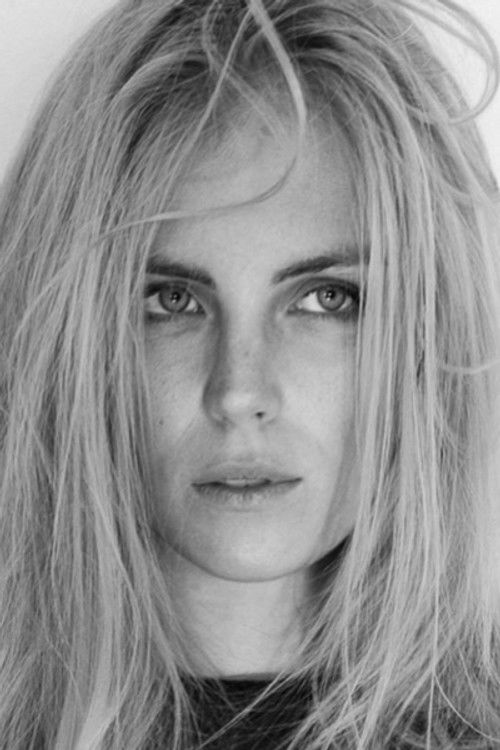 Julia Sohl as Laura Weile