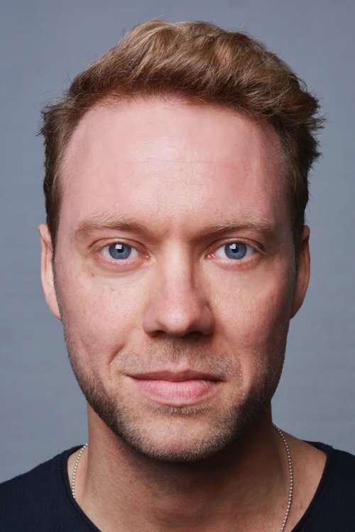 Sander Plukaard as journalist 1