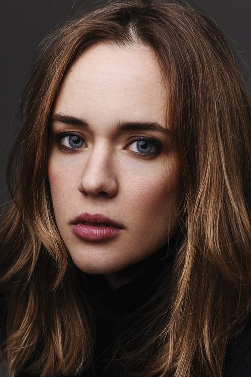 Lucía Delgado as Dependienta de tienda