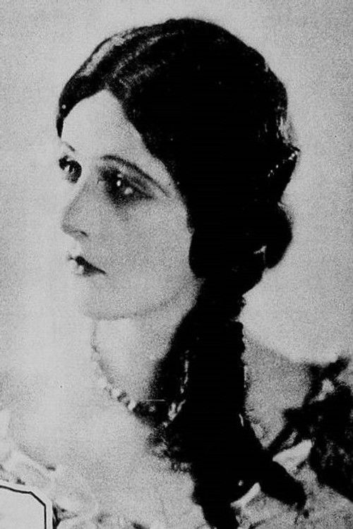 Elisa Betty as Isaura