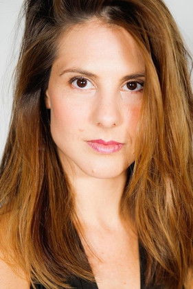 Joana Cotrim as Carolina