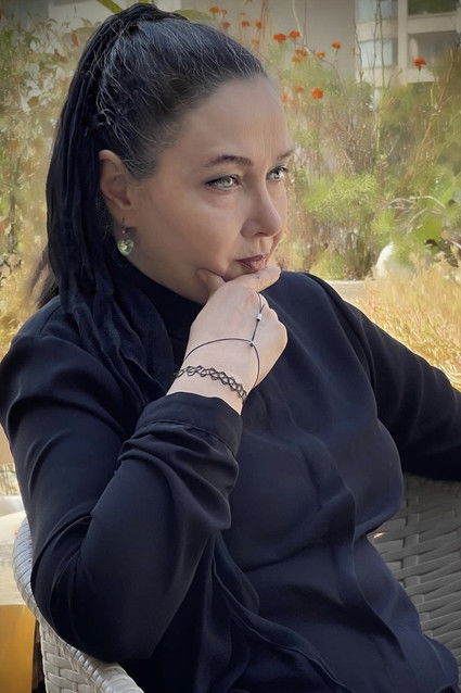 Katayoun Riahi as Afsaneh