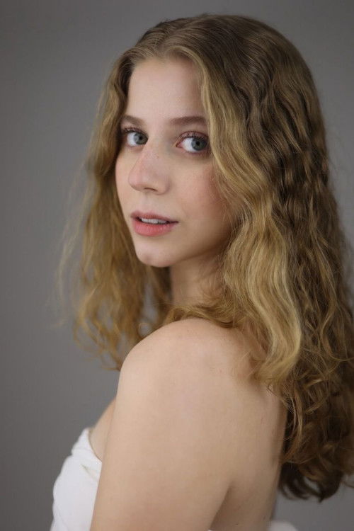 Vitória Araldi as Isis