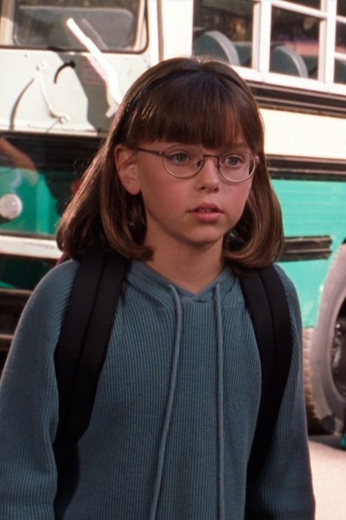 Maggie Emma Thomas as Zoe