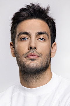 Κώστας Μαρτάκης as παρασκήνιο