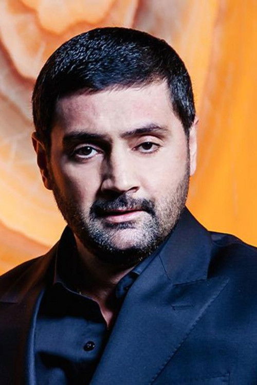 İzzət Bağırov as müğənni