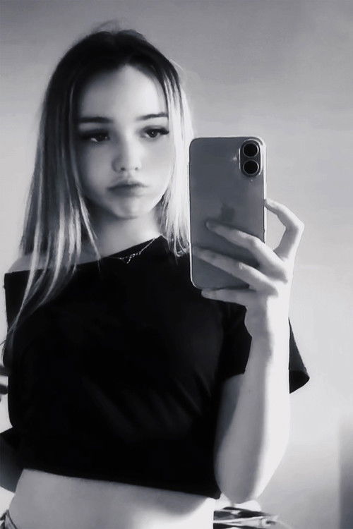 Isla Morgan as Rosie