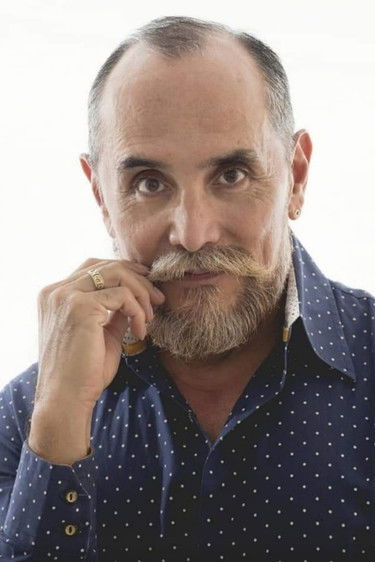 Amancio Orta as Félix