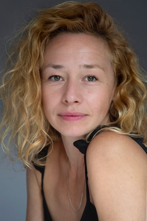 Ellie Piercy as Annie