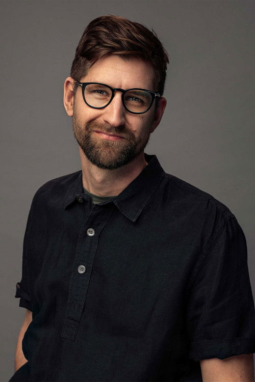 Axel Gordh Humlesjö as Reporter