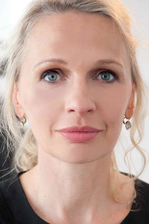 Iris Radunz as Doris