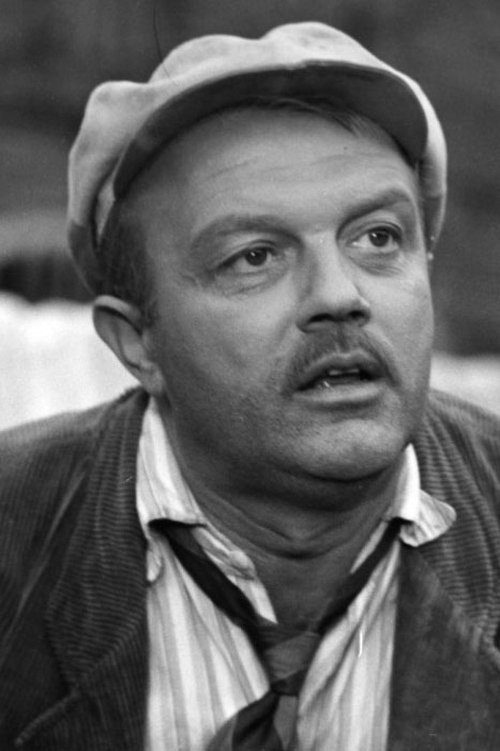 Eliasz Kuziemski as recepcjonista w hotelu "Angleterre"