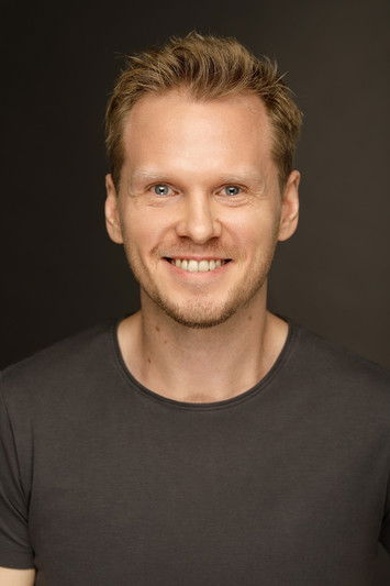 Jimmy Ahovalli as Kameramannen