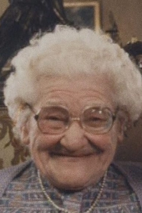 Marthe Jarnias as Old Aunt Lydie