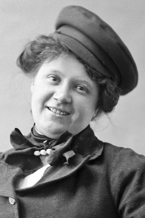 Thyra Leijman-Uppström as Woman at market