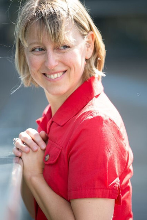 Marie Schoenbock as Maman pointilleuse