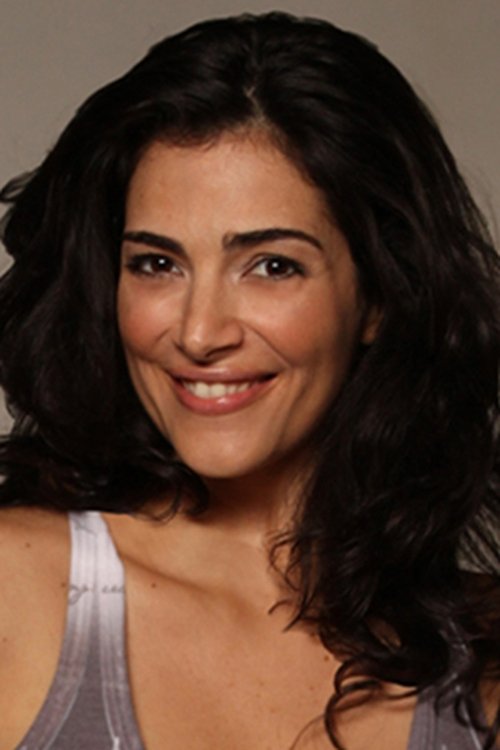 Danielle Antunes as Fabiula