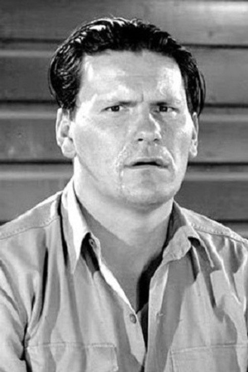 Warren Hymer as Guard-Waiter