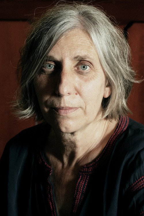 María Guerra as Voz en off