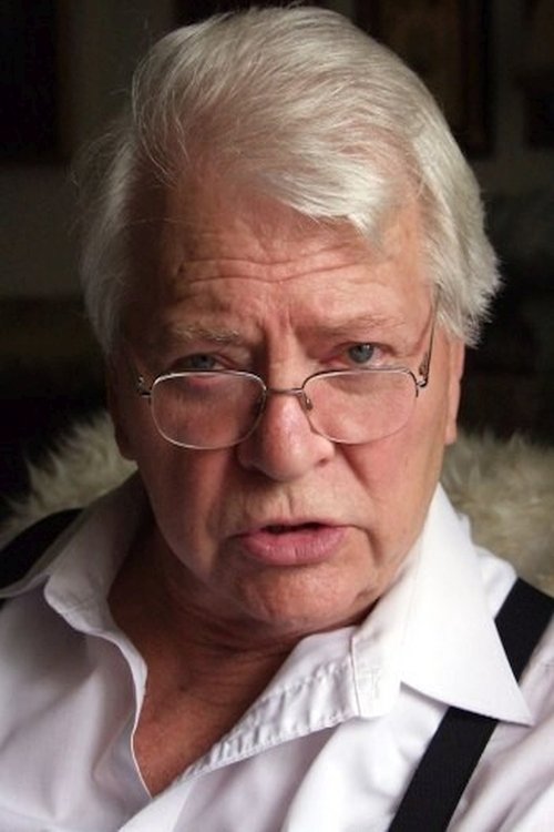 Gyula Szabó as Hétszünyü Kaponyányi Monyók / Esökirály (voice)