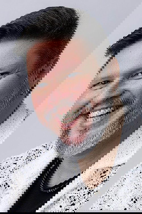 Marco França as Martinez