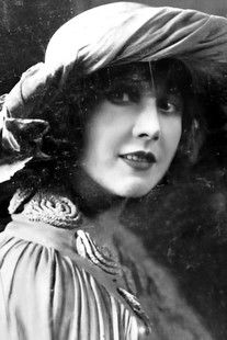 Dorinea Shirley as Iris Wayne