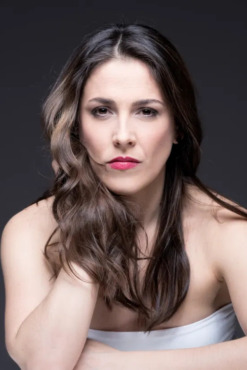 Erika Tankó as Júlia