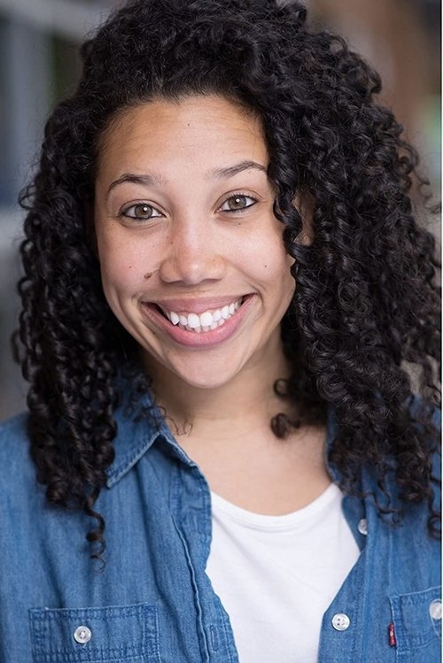 Vivian Gil as Employee