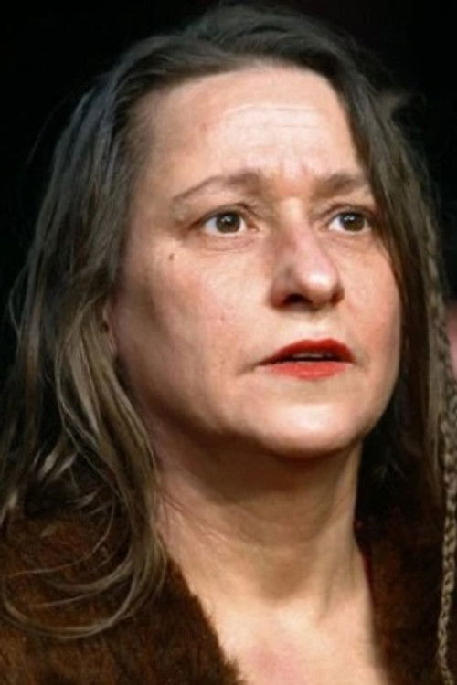 Simone Frost as Manon Poggenpuhl