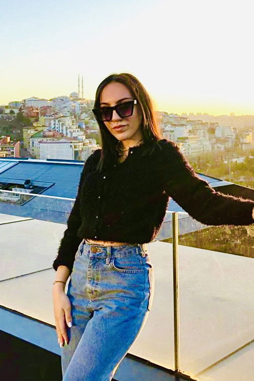 Sena KaraMehmetoğlu as Melek Ada