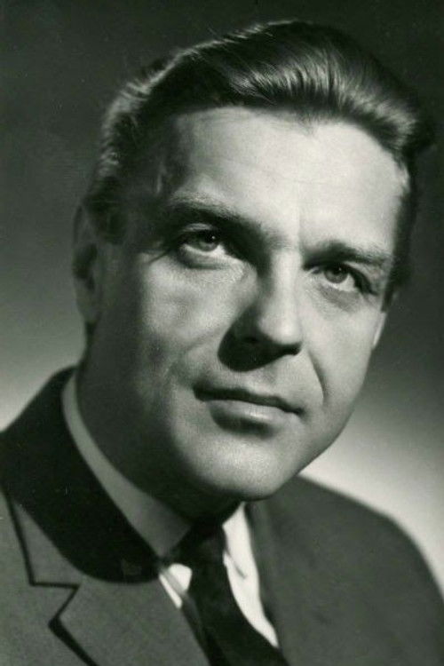 Nándor Tomanek as Püspök