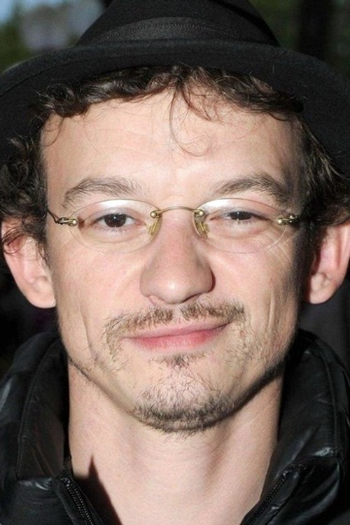 Julien Courbey as Stéphane