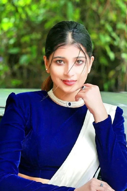 Nadeesha Hemamali as Julia