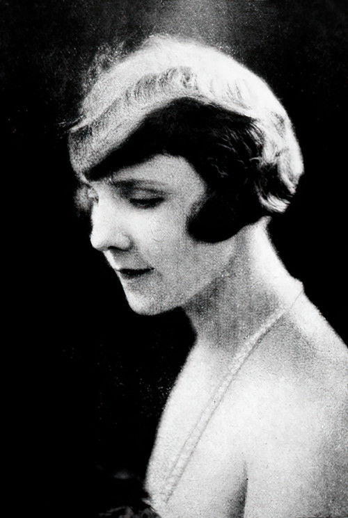 Germaine Risse as La tante