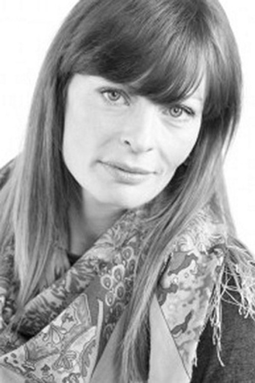 Anna Ponomaryova as Yulya Azarova