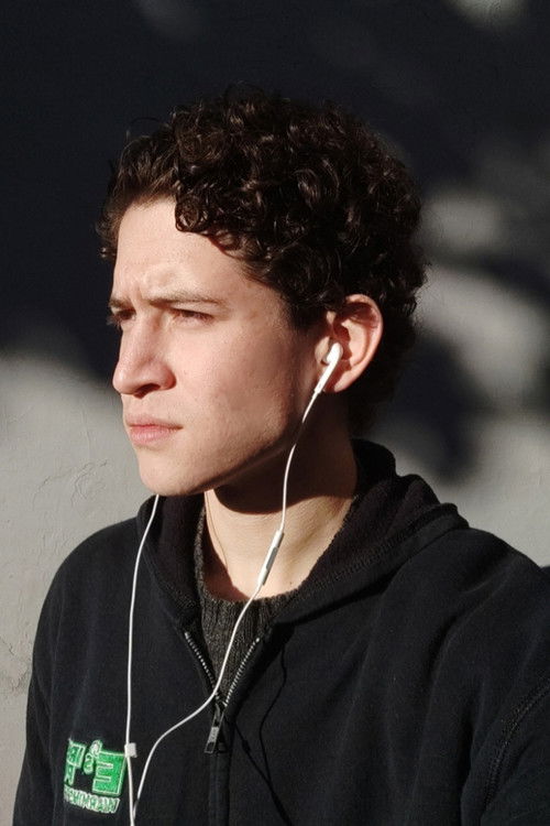 Joaquín Cuquejo as Empleado de tienda de revelado (voz)