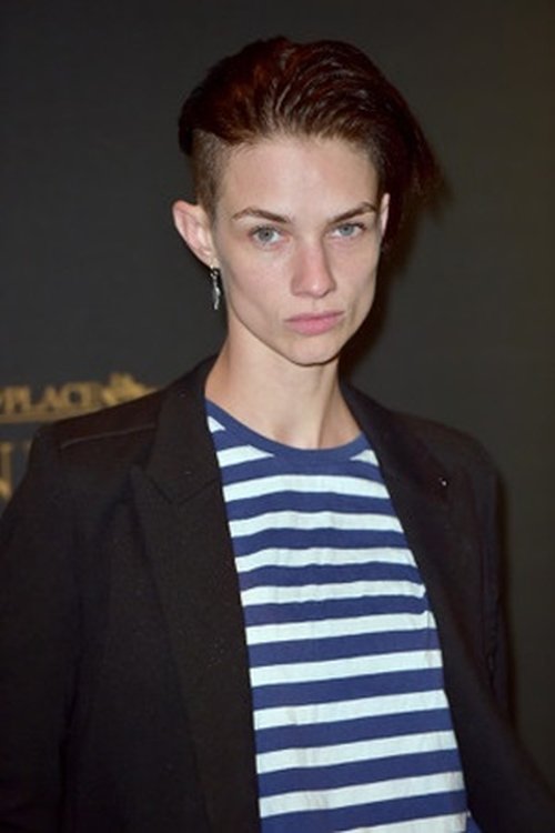 Agathe Mougin as Tobo