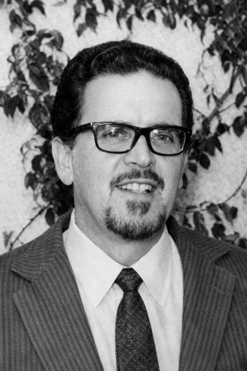 Rogelio A. González as León López (as Rogelio A. Gonzalez V.)