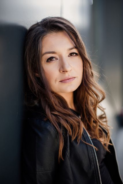 Izabela Kała as Majas Mutter