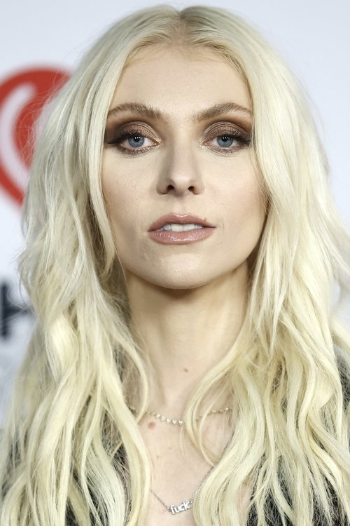 Taylor Momsen as Jennifer