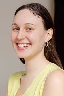 Marie Tragousti as Elli