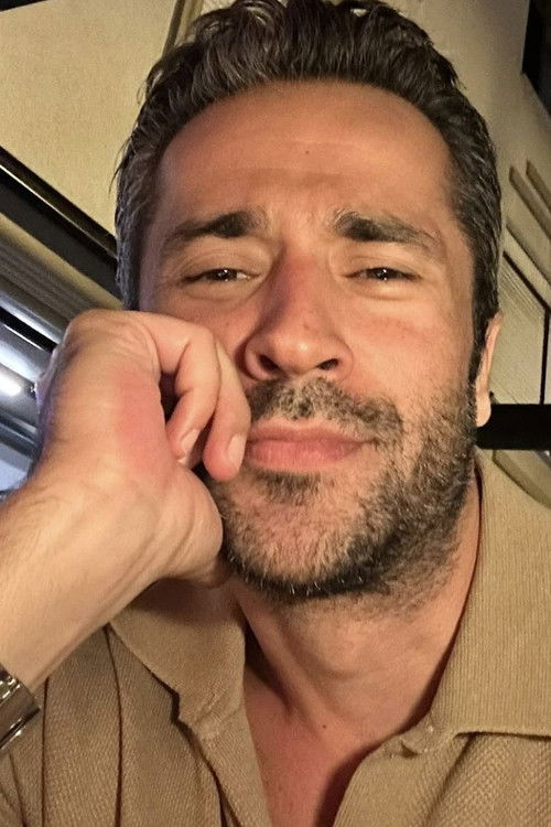 Onur Kırat as Bağlı adam